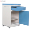 Abs medico accanto al gabinetto